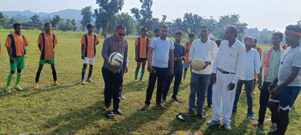 फुलवरिया में राजा मेदिनी राय फुटबॉल टूर्नामेंट का उद्घाटन
