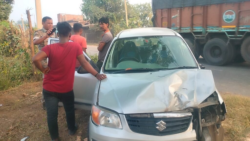 ऑल्टो कार और बाइक में आमने-सामने भिड़ंत, बाइक सवार गंभीर रूप से घायल