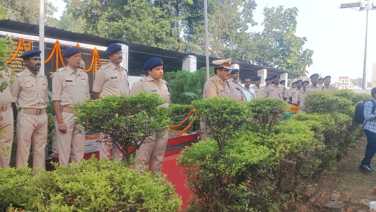 पुलिस संस्मरण दिवस:पुलिस लाइन ग्राउंड में शहीद जवानों को आईजी और एसपी ने याद करते हुए श्रद्धांजलि अर्पित की पुलिस संस्मरण दिवस:पुलिस लाइन ग्राउंड में शहीद जवानों को आईजी और एसपी ने याद करते हुए श्रद्धांजलि अर्पित की