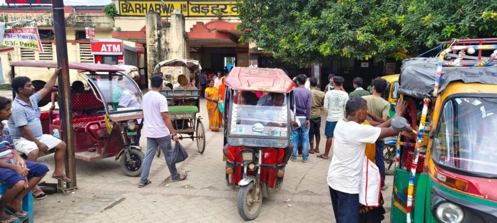 बरहरवा रेलवे स्टेशन के मुख्य द्वार परिसर पर अवैध पार्किंग से यात्रियों को भारी परेशानी, निर्धारित दर से अधिक वसूली का भी आरोप बरहरवा रेलवे स्टेशन के मुख्य द्वार परिसर पर अवैध पार्किंग से यात्रियों को भारी परेशानी, निर्धारित दर से अधिक वसूली का भी आरोप