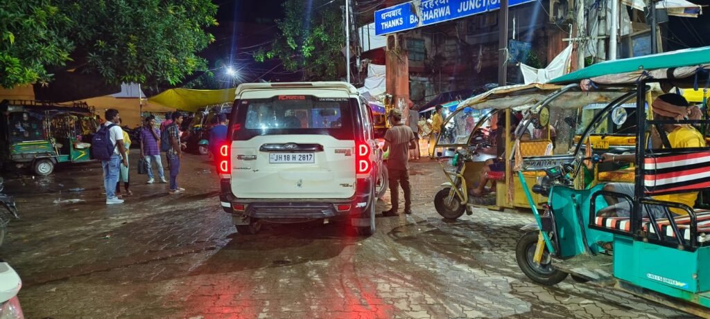 बरहरवा रेलवे स्टेशन के मुख्य द्वार परिसर पर अवैध पार्किंग से यात्रियों को भारी परेशानी, निर्धारित दर से अधिक वसूली का भी आरोप बरहरवा रेलवे स्टेशन के मुख्य द्वार परिसर पर अवैध पार्किंग से यात्रियों को भारी परेशानी, निर्धारित दर से अधिक वसूली का भी आरोप