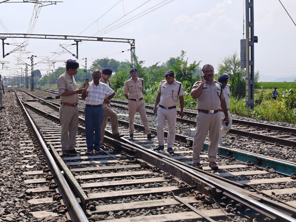 रेलवे ट्रैक के 30 पेंडल क्लीप की हुई चोरी, कीमेंन की सूझ-बूझ से ट्रैन दुर्घटना होने से बची रेलवे ट्रैक के 30 पेंडल क्लीप की हुई चोरी, कीमेंन की सूझ-बूझ से ट्रैन दुर्घटना होने से बची
