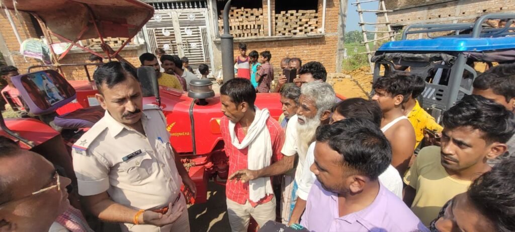 ट्रैक्टर और मोटरसाइकिल में भिड़ंत, बाइक हुआ चकनाचूर, बाल बाल बचा बाइक चालक