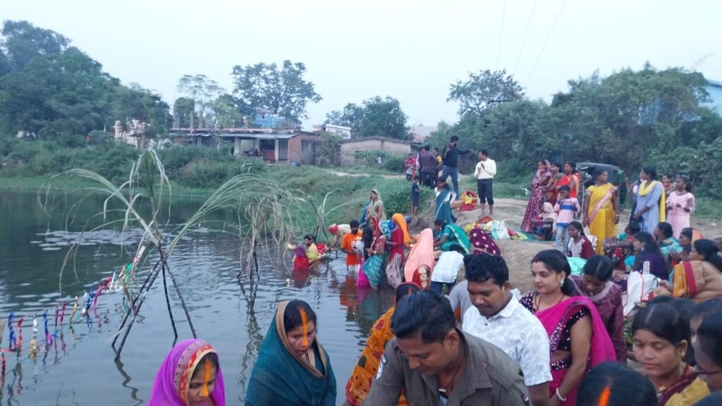 पलामू में धूमधाम से संपन्न हुआ छठ महापर्व पलामू में धूमधाम से संपन्न हुआ छठ महापर्व