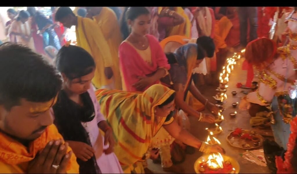 अष्टमी के दिन श्रद्धालुओं ने किया दीपदान अष्टमी के दिन श्रद्धालुओं ने किया दीपदान