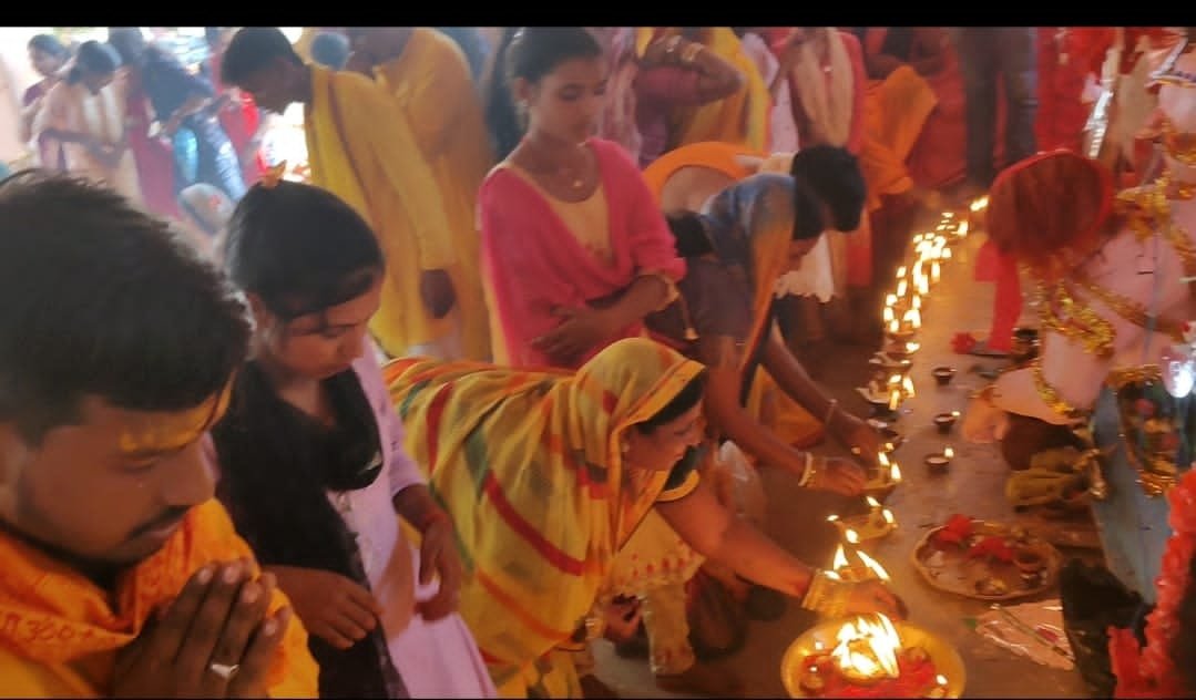 अष्टमी के दिन श्रद्धालुओं ने किया दीपदान अष्टमी के दिन श्रद्धालुओं ने किया दीपदान