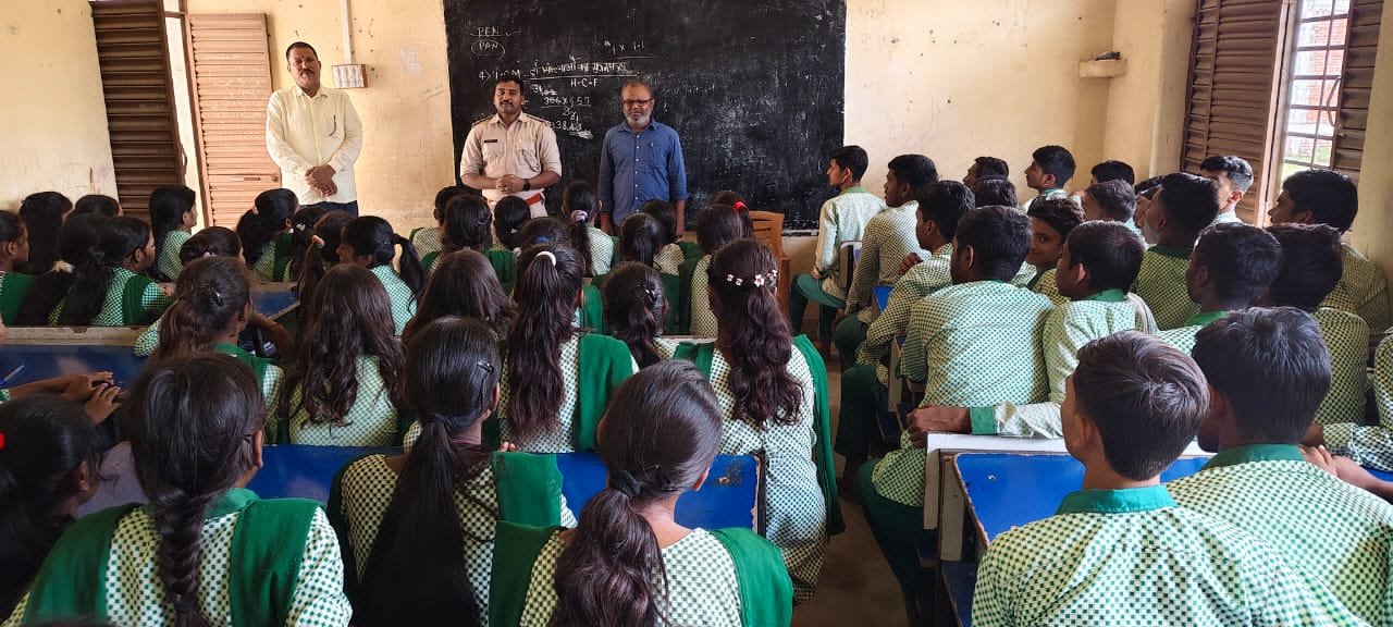 विशुनपुरा: विद्यालय में जागरूकता कार्यक्रम आयोजित, थाना प्रभारी ने सड़क सुरक्षा,साइबर अपराध, बाल विवाह और नशा मुक्ति पर दी जानकारी विशुनपुरा: विद्यालय में जागरूकता कार्यक्रम आयोजित, थाना प्रभारी ने सड़क सुरक्षा,साइबर अपराध, बाल विवाह और नशा मुक्ति पर दी जानकारी
