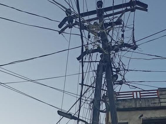 खम्बो में लगे स्ट्रीट लाइटे खराब,शाम होते ही अंधेरे में डूब जाता हैं चौक चौराहा