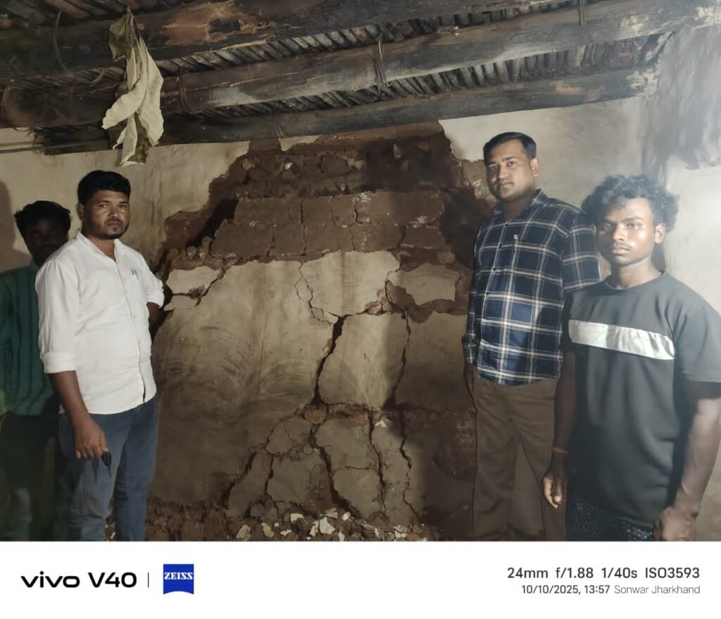 बारिश में गिरा मकान,पीड़ित परिवार को मुआवजे की मांग बारिश में गिरा मकान,पीड़ित परिवार को मुआवजे की मांग