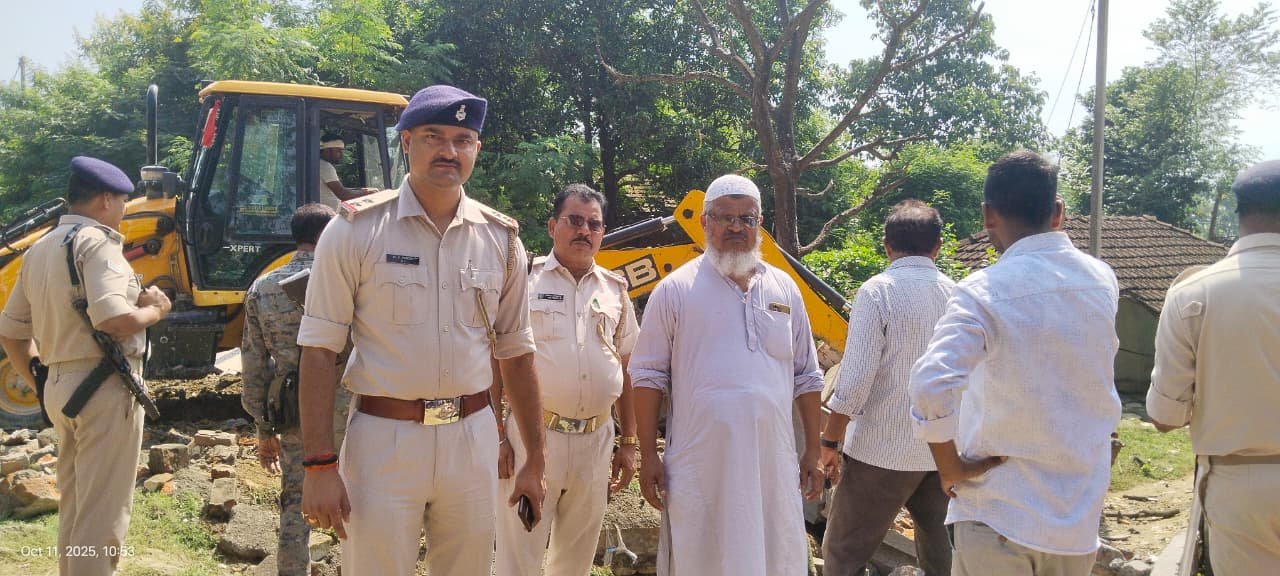 बोल्डोजर चलाकर सरकारी जमीन को अतिक्रमण मुक्त कराया बोल्डोजर चलाकर सरकारी जमीन को अतिक्रमण मुक्त कराया