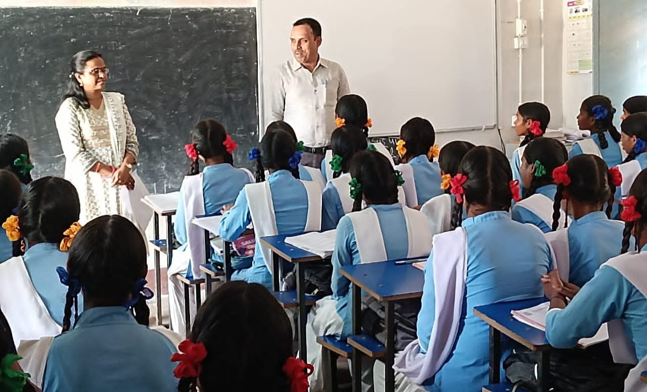 मैट्रिक और इंटर में शत प्रतिशत रिजल्ट को लेकर बीडीओ ने घाघरा प्रोजेक्ट बालिका उच्च विद्यालय का किया निरीक्षण