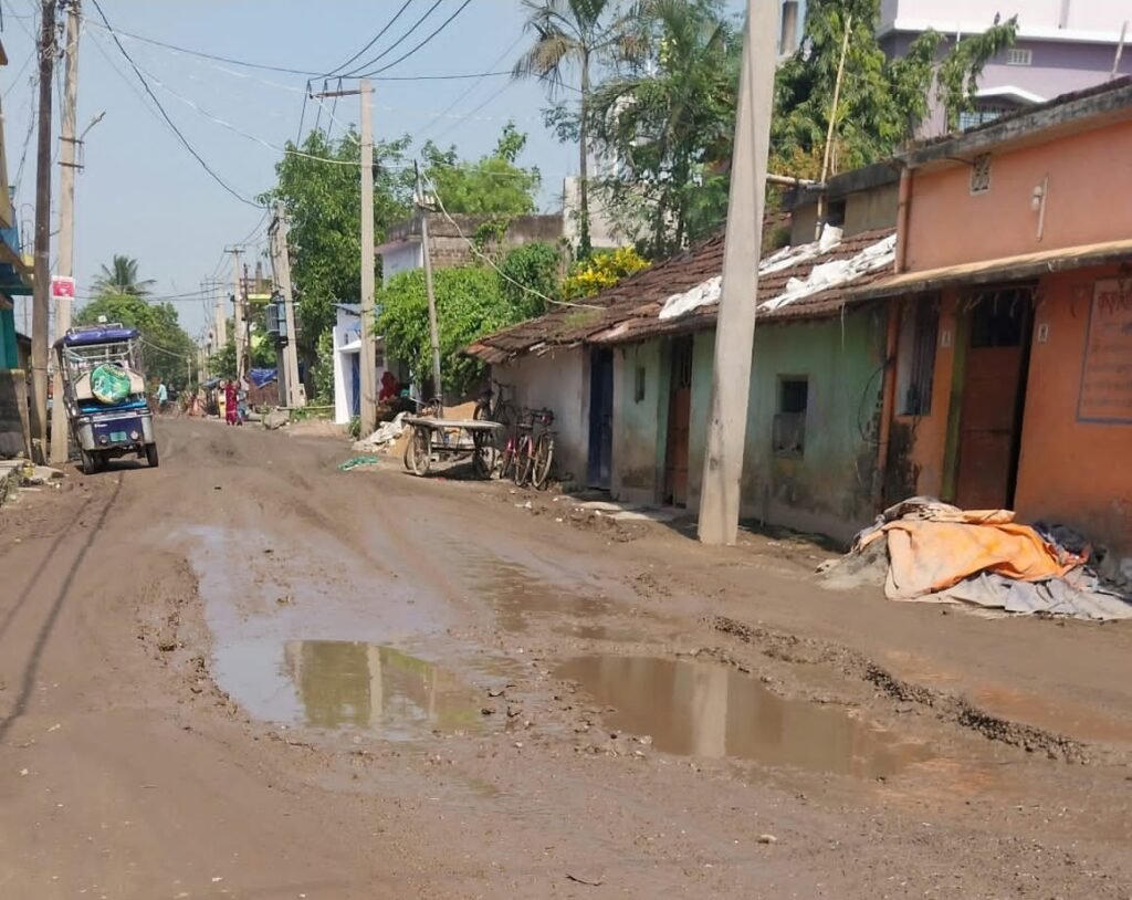 डेढ साल में ही सड़क गढ्ढे में तब्दील डेढ साल में ही सड़क गढ्ढे में तब्दील