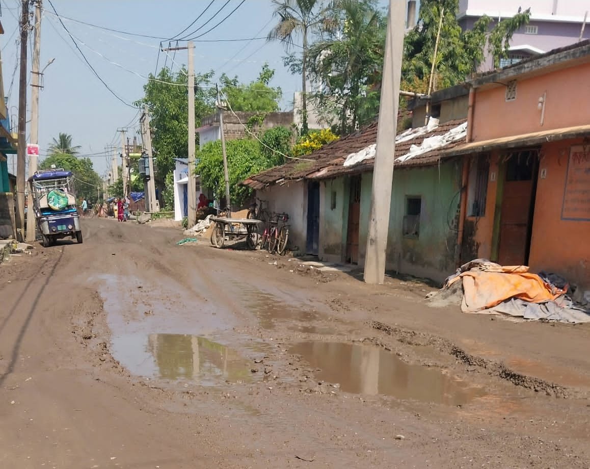 डेढ साल में ही सड़क गढ्ढे में तब्दील डेढ साल में ही सड़क गढ्ढे में तब्दील