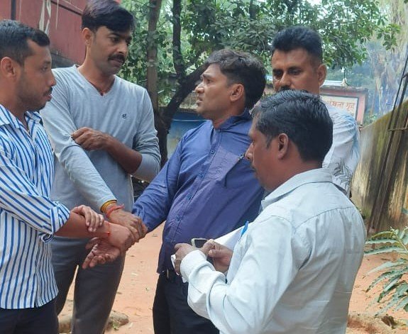 लातेहार प्रखंड स्वास्थ्य केंद्र के बीपीएम अजय भारती 5 हजार रुपये घूस लेते रंगेहाथ गिरफ्तार