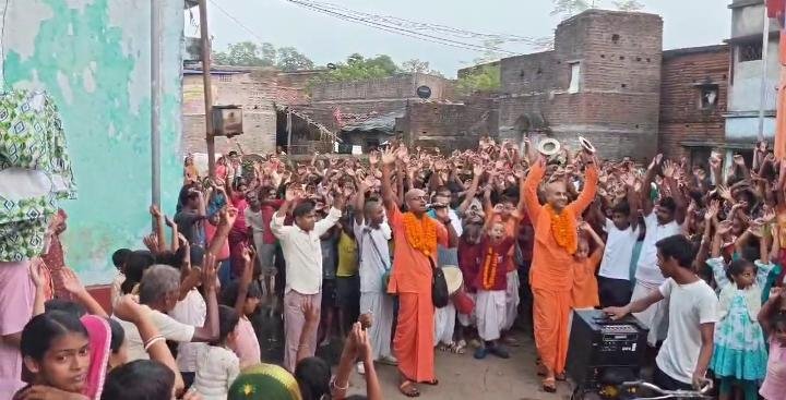 भक्तिवेदांत विद्याभवन गुरुकुल के द्वारा गांव गांव में हरिनाम संकीर्तन का प्रचार भक्तिवेदांत विद्याभवन गुरुकुल के द्वारा गांव गांव में हरिनाम संकीर्तन का प्रचार