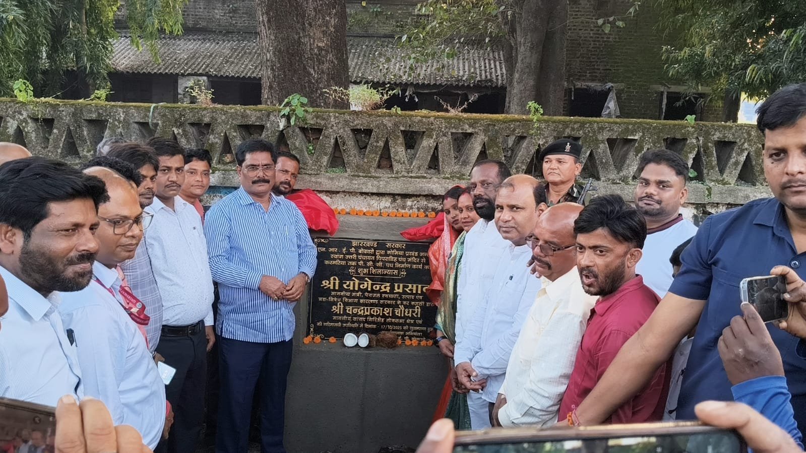 गोमिया:मंत्री योगेंद्र प्रसाद ने किया कई सड़कों का शिलान्यास,युवाओं को दी फुटबॉल और जर्सी गोमिया:मंत्री योगेंद्र प्रसाद ने किया कई सड़कों का शिलान्यास,युवाओं को दी फुटबॉल और जर्सी