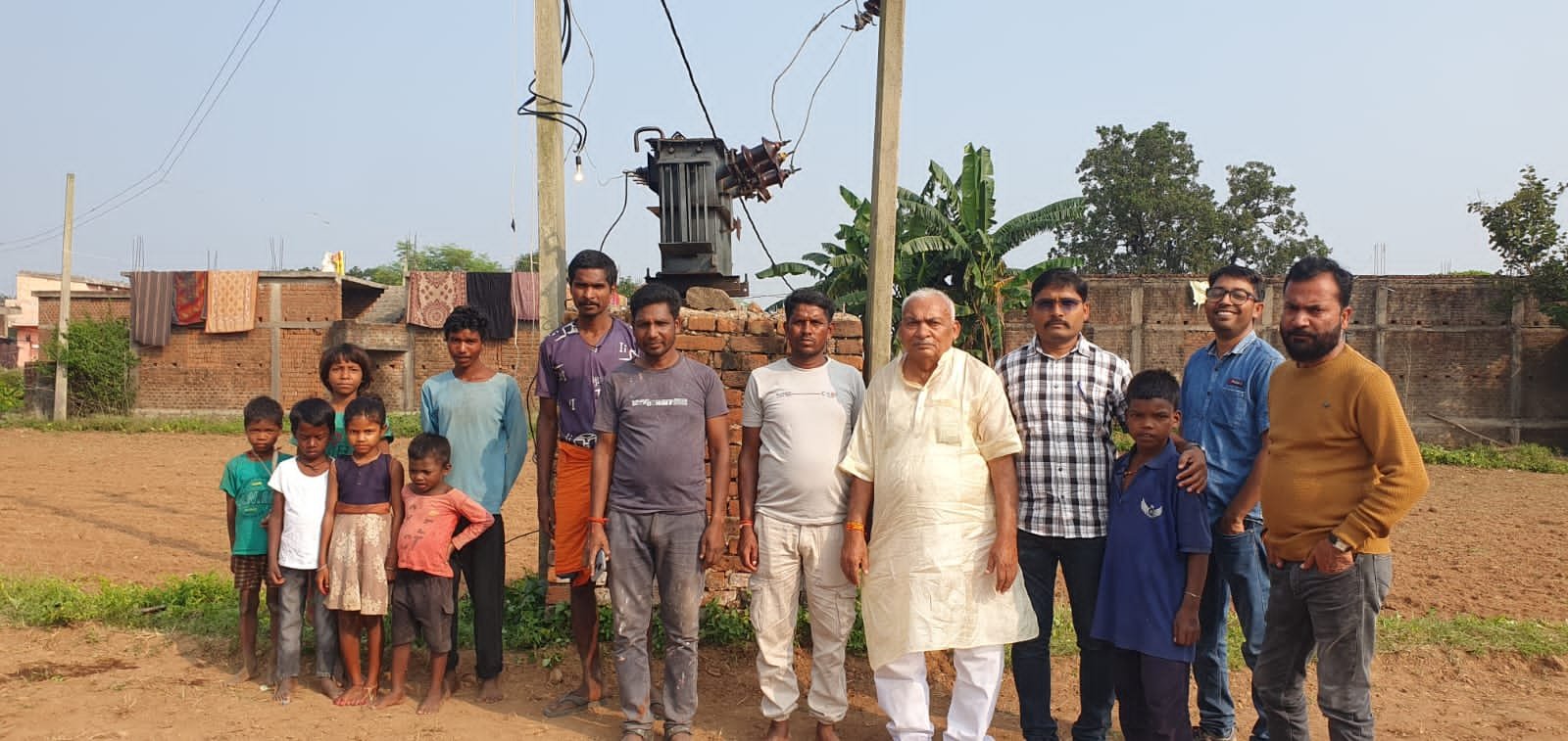 दीपावली से पहले लौटा उजाला,जिला परिषद उपाध्यक्ष अनीता देवी के प्रयास से लगा नया ट्रांसफार्मर