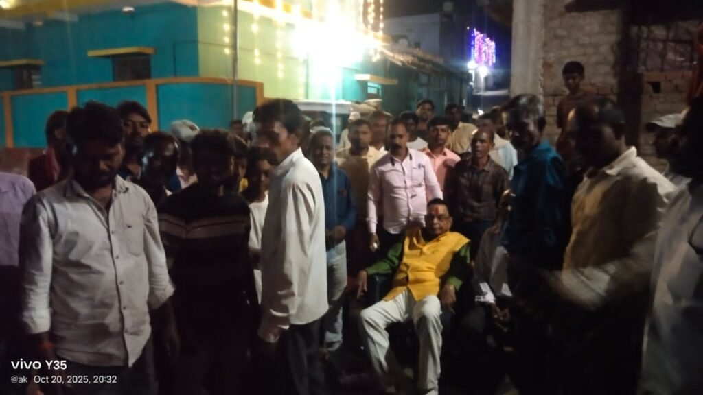 गोमिया:पूर्व मंत्री माधवलाल सिंह ने ग्रामीणों के साथ मनाई दीपावली"