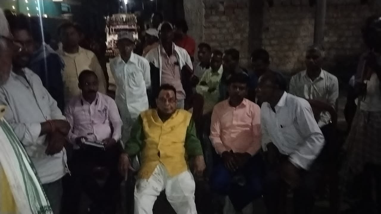 गोमिया:पूर्व मंत्री माधवलाल सिंह ने ग्रामीणों के साथ मनाई दीपावली" गोमिया:पूर्व मंत्री माधवलाल सिंह ने ग्रामीणों के साथ मनाई दीपावली"