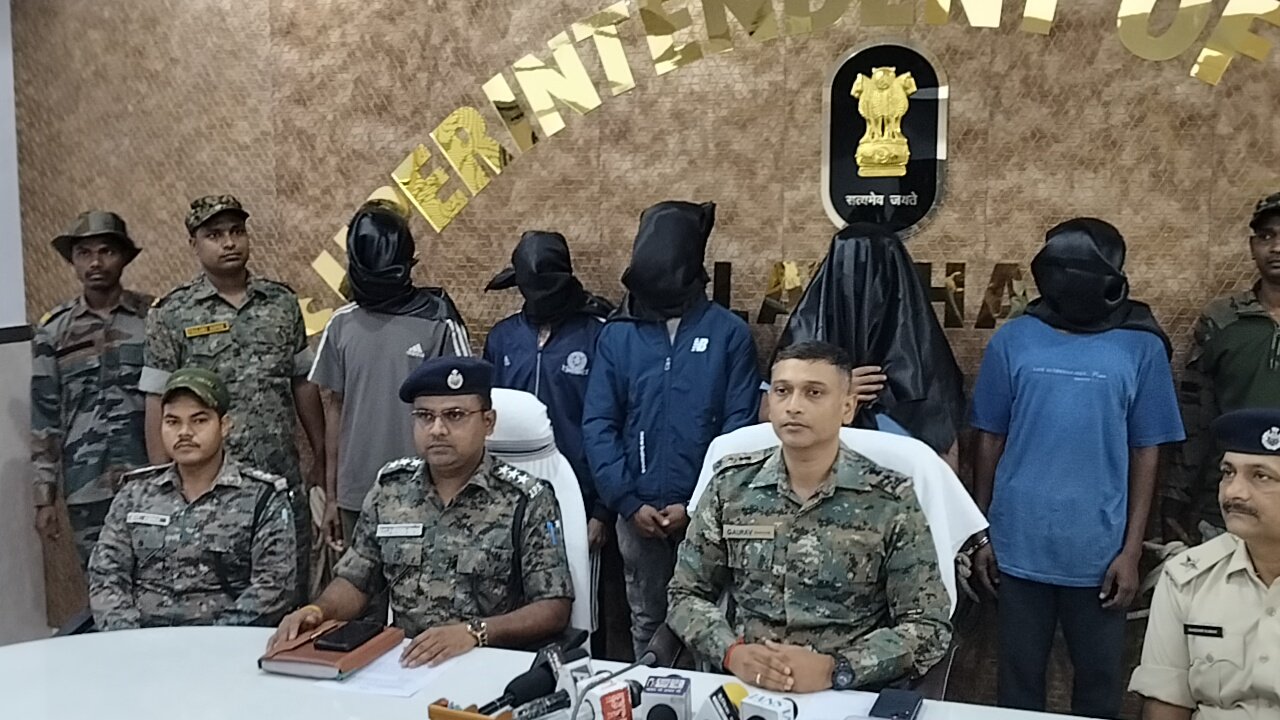पुलिस ने संगठित अपराध गिरोह के पांच अपराधियों को हथियार के साथ दबोचा:कोयला व्यवसायी से रंगदारी वसूलने की कर रहे थे तैयारी