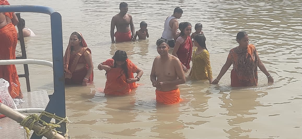 नहा खाई को लेकर एक दिन पूर्व गंगा नहाने पहुंचे हजारों श्रद्धालु