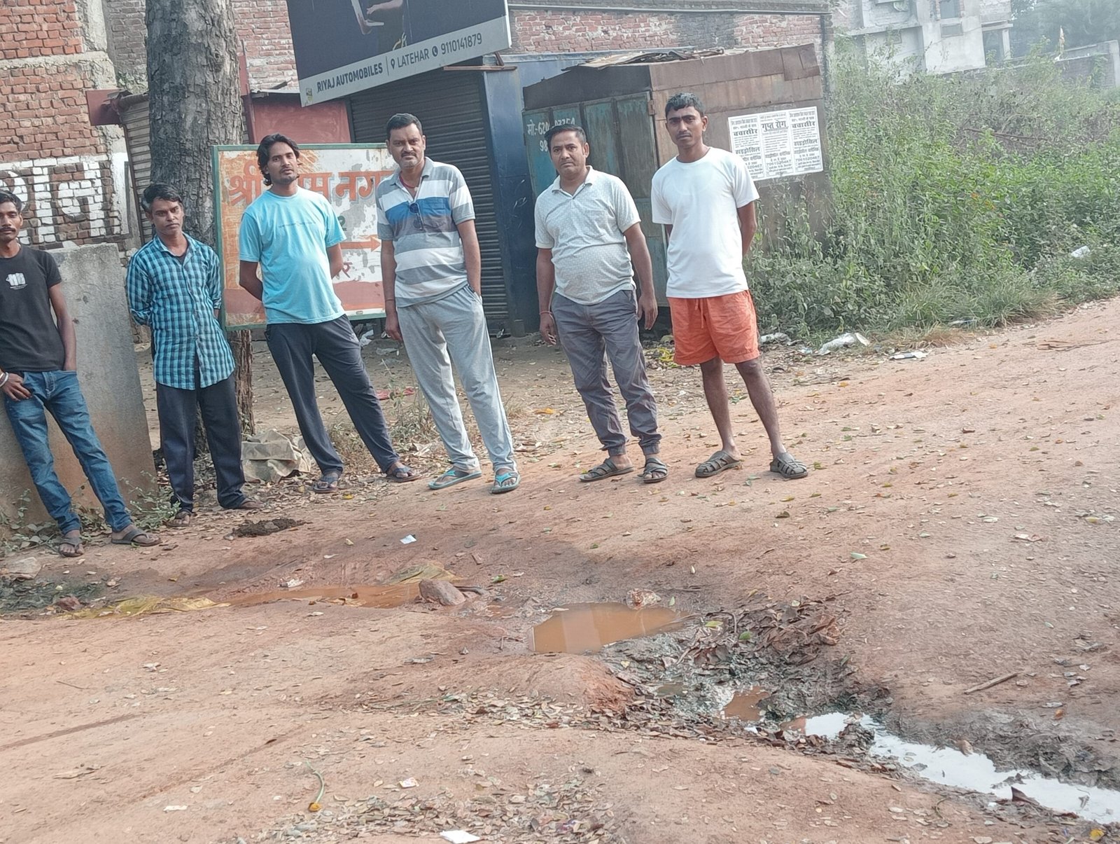 सड़क पर बह रहा नाली का गंदा पानी, छठ पर्व में बढ़ी लोगों की परेशानी सड़क पर बह रहा नाली का गंदा पानी, छठ पर्व में बढ़ी लोगों की परेशानी