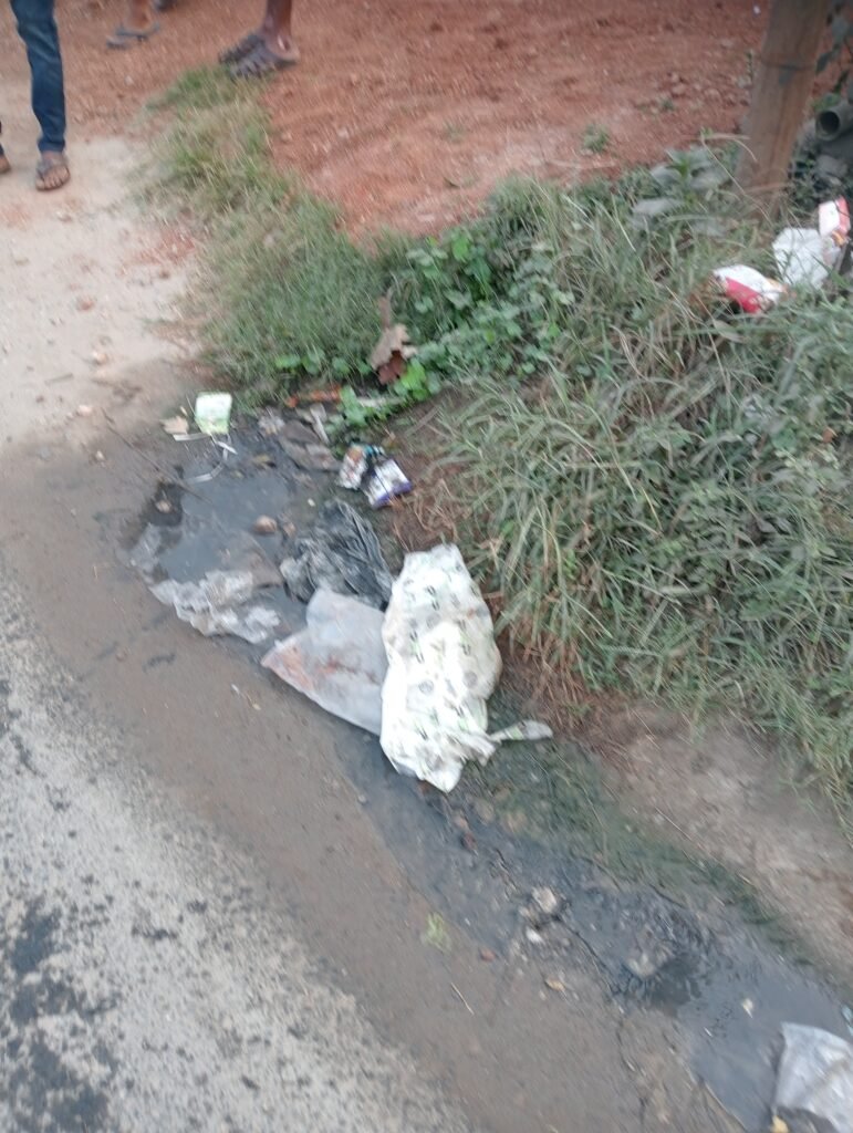 सड़क पर बह रहा नाली का गंदा पानी, छठ पर्व में बढ़ी लोगों की परेशानी
