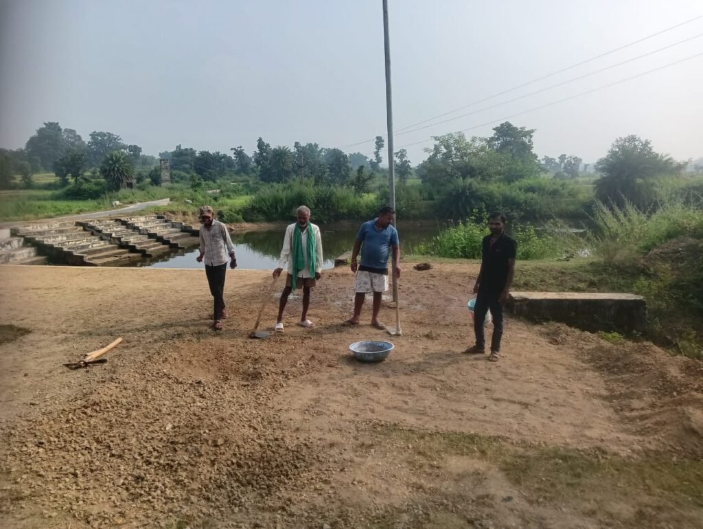 बंदुआ छठ घाट पर युवाओं ने की साफ-सफाई की शुरुआत बंदुआ छठ घाट पर युवाओं ने की साफ-सफाई की शुरुआत