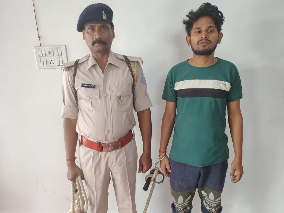 तीनपहाड़ में दो पक्षों के बीच मारपीट,दोनों ने एक-दूसरे पर केस दर्ज कराया,एक गिरफ्तार, बाकी फरार
