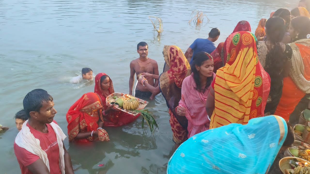 उगते सूर्य को अर्घ्य देने के साथ छठ महापर्व का समापन उगते सूर्य को अर्घ्य देने के साथ छठ महापर्व का समापन