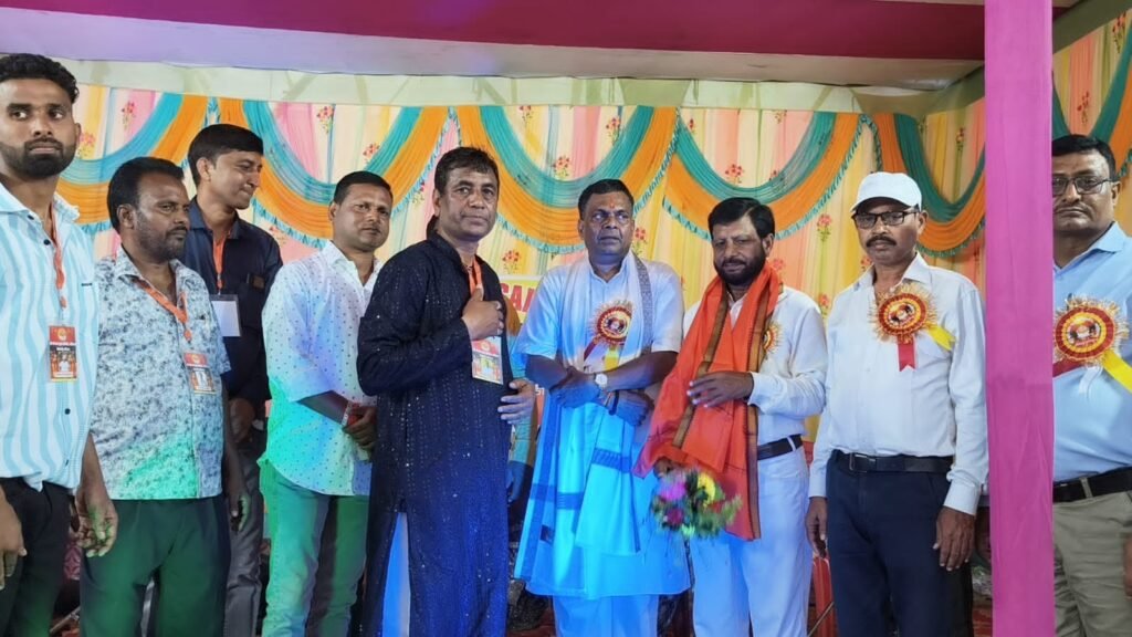 गोमिया क्षेत्र के छठ घाटों में श्रद्धालुओं से मिले पूर्व विधायक डा लंबोदर महतो
