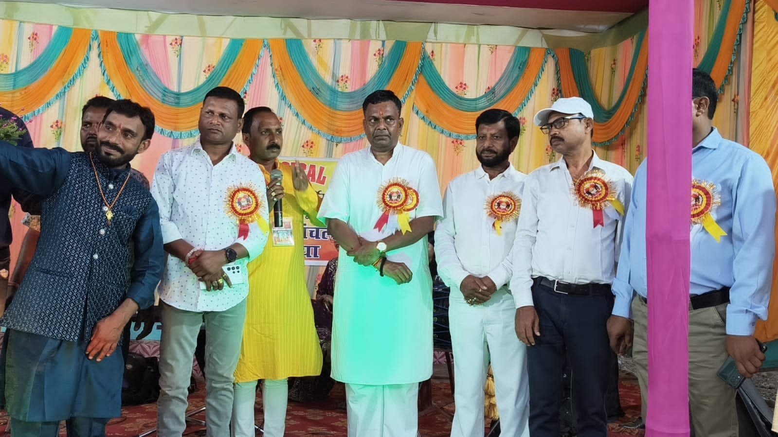 गोमिया क्षेत्र के छठ घाटों में श्रद्धालुओं से मिले पूर्व विधायक डा लंबोदर महतो