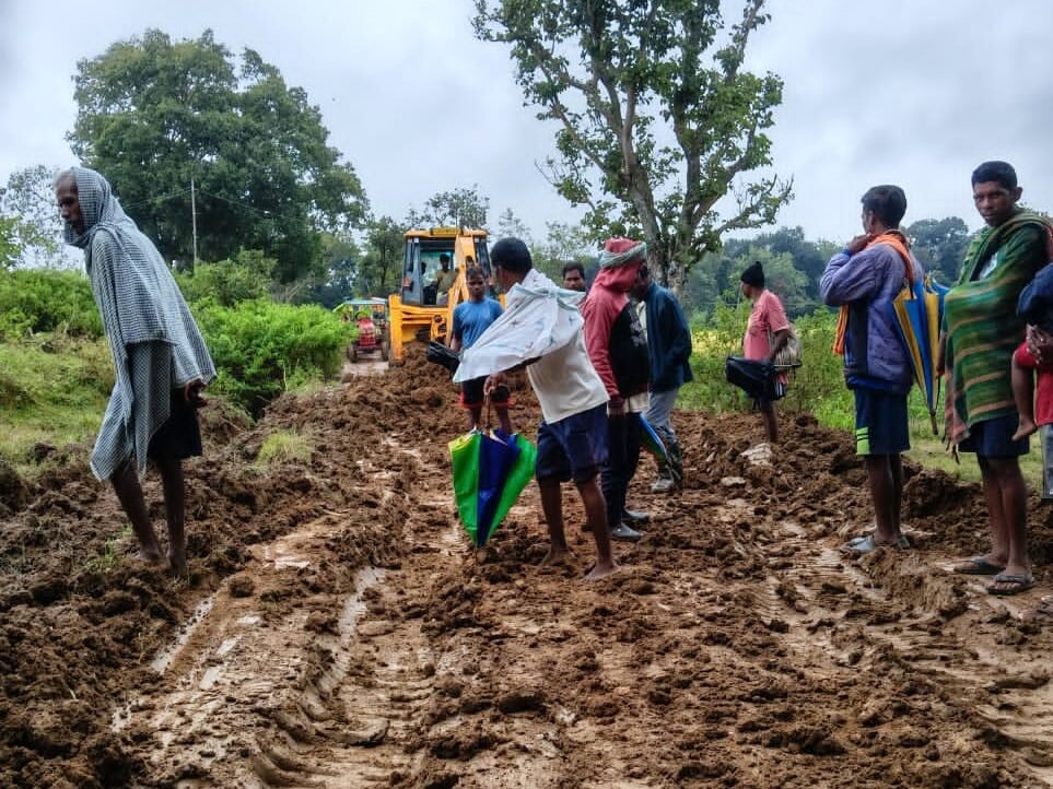 नवाडीह गांव में ग्रामीणों ने श्रमदान और आर्थिक सहयोग से किया सड़क निर्माण नवाडीह गांव में ग्रामीणों ने श्रमदान और आर्थिक सहयोग से किया सड़क निर्माण