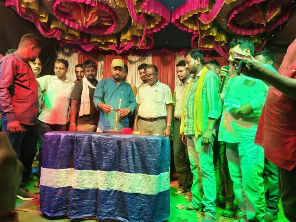झामुमो प्रखंड अध्यक्ष ने दीप प्रज्वलित एवं फीता काटकर सांस्कृतिक कार्यक्रम का किया उद्घाटन झामुमो प्रखंड अध्यक्ष ने दीप प्रज्वलित एवं फीता काटकर सांस्कृतिक कार्यक्रम का किया उद्घाटन