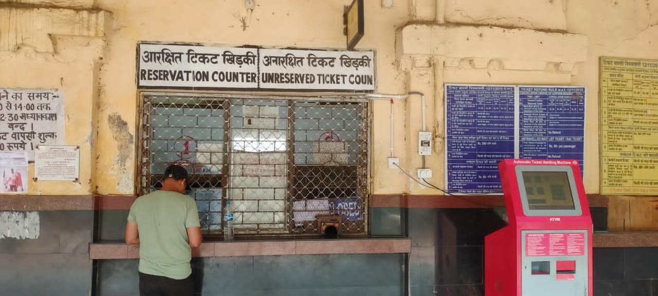 तीनपहाड़ रेलवे स्टेशन पर ढाई घंटे रही बिजली बाधित, बिना टिकट यात्रा को मजबूर हुए हजारों यात्री