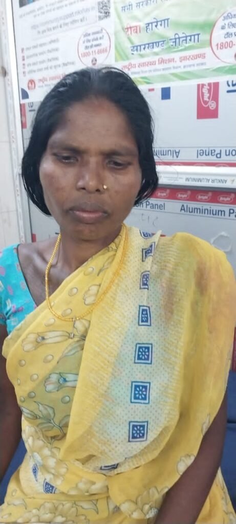 दो पक्षों के बीच जमीन विवाद में चली तीर, देखने गई महिला घायल दो पक्षों के बीच जमीन विवाद में चली तीर, देखने गई महिला घायल