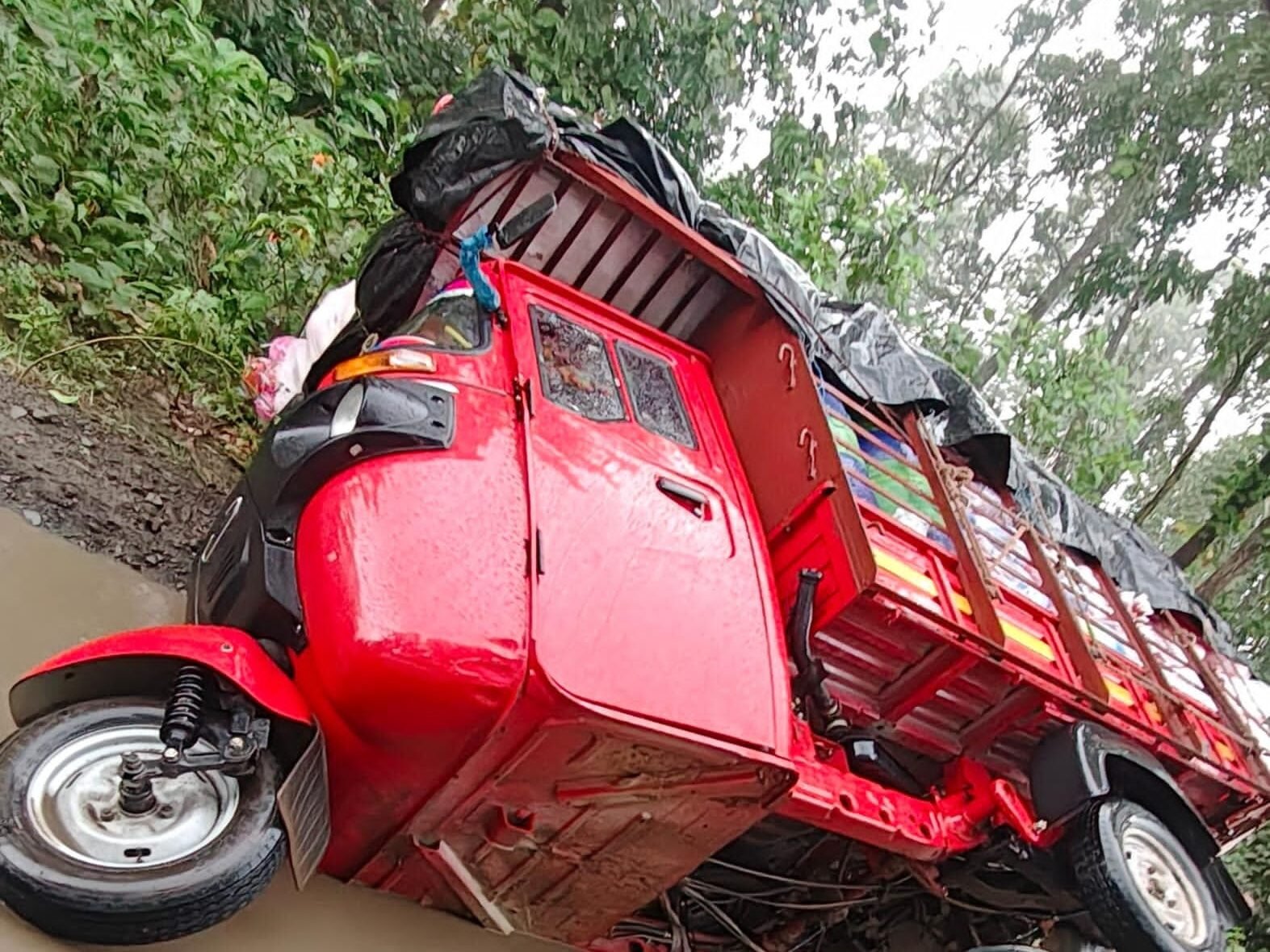 माल लदा टेम्पू पलटा, कोई हताहत नहीं। माल लदा टेम्पू पलटा, कोई हताहत नहीं।