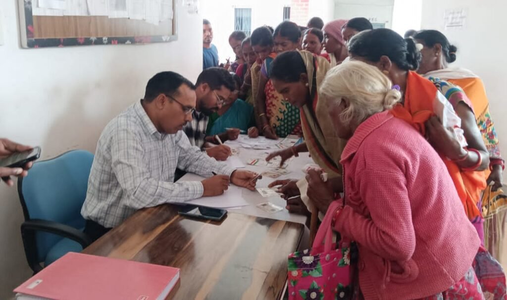 घाघरा ब्लॉक परिसर में जनशिकायत निवारण दिवस हुआ, बीडीओ ने सुनी समस्या घाघरा ब्लॉक परिसर में जनशिकायत निवारण दिवस हुआ, बीडीओ ने सुनी समस्या