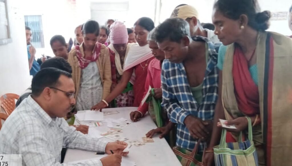 घाघरा ब्लॉक परिसर में जनशिकायत निवारण दिवस हुआ, बीडीओ ने सुनी समस्या घाघरा ब्लॉक परिसर में जनशिकायत निवारण दिवस हुआ, बीडीओ ने सुनी समस्या