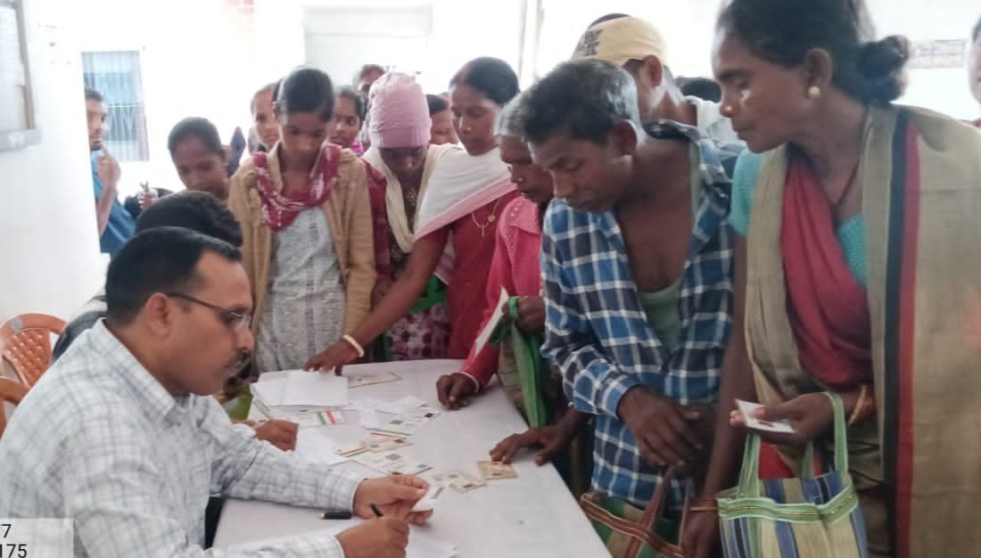 घाघरा ब्लॉक परिसर में जनशिकायत निवारण दिवस हुआ, बीडीओ ने सुनी समस्या घाघरा ब्लॉक परिसर में जनशिकायत निवारण दिवस हुआ, बीडीओ ने सुनी समस्या