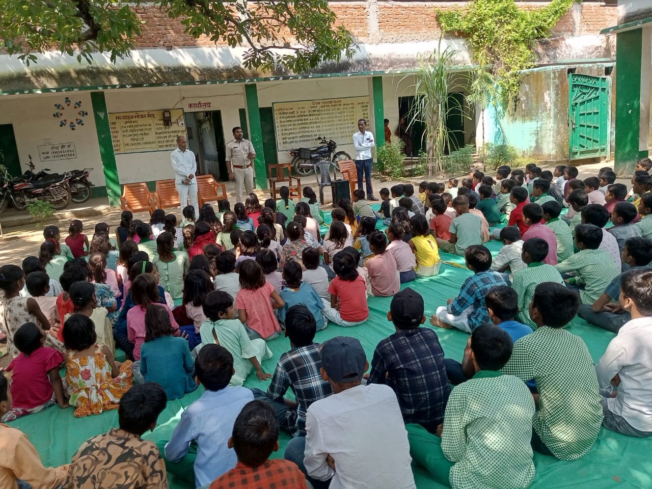 विशुनपुरा थाना प्रभारी ने राजकीय मध्य विद्यालय संध्या में छात्रों को अनुशासन,जिम्मेदारी और शिक्षा के लिए किया प्रेरित