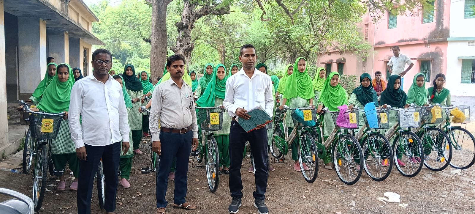 उन्नति का पहिया योजना के तहत बरहरवा में वर्ग 8 के विद्यार्थियों को मिली साइकिलें