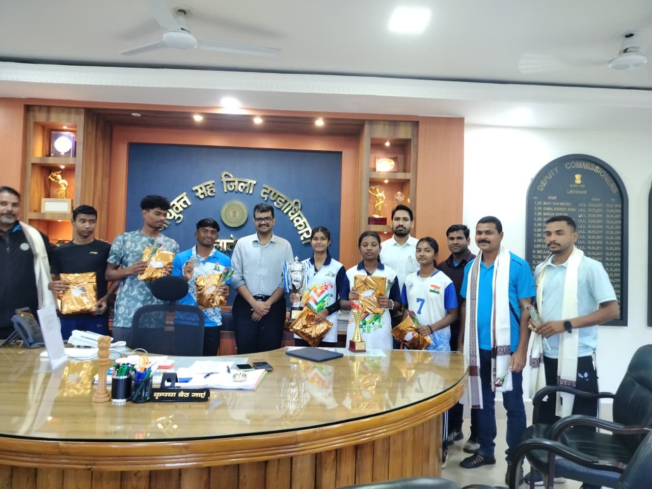 उपायुक्त उत्कर्ष गुप्ता ने राष्ट्रीय स्तर पर उत्कृष्ट प्रदर्शन करने वाले खिलाड़ियों को किया सम्मानित उपायुक्त उत्कर्ष गुप्ता ने राष्ट्रीय स्तर पर उत्कृष्ट प्रदर्शन करने वाले खिलाड़ियों को किया सम्मानित