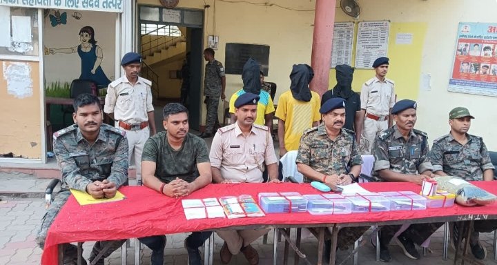 लातेहार पुलिस की बड़ी सफलता:टीएसपीसी नक्सली संगठन के तीन नक्सली गिरफ्तार, तीन पिस्टल और 40 गोलियां बरामद लातेहार पुलिस की बड़ी सफलता:टीएसपीसी नक्सली संगठन के तीन नक्सली गिरफ्तार, तीन पिस्टल और 40 गोलियां बरामद