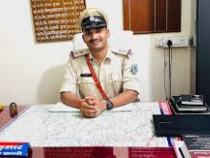 गोमिया थाना प्रभारी रवि कुमार ने अपने क्षेत्र वासियों के प्रति आभार व्यक्त किया। गोमिया थाना प्रभारी रवि कुमार ने अपने क्षेत्र वासियों के प्रति आभार व्यक्त किया।