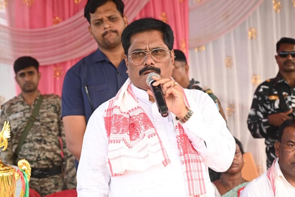 गोमिया:तीन दिवसीय फुटबॉल प्रतियोगिता का फाइनल संपन्न,मंत्री योगेंद्र प्रसाद ने किया उद्घाटन