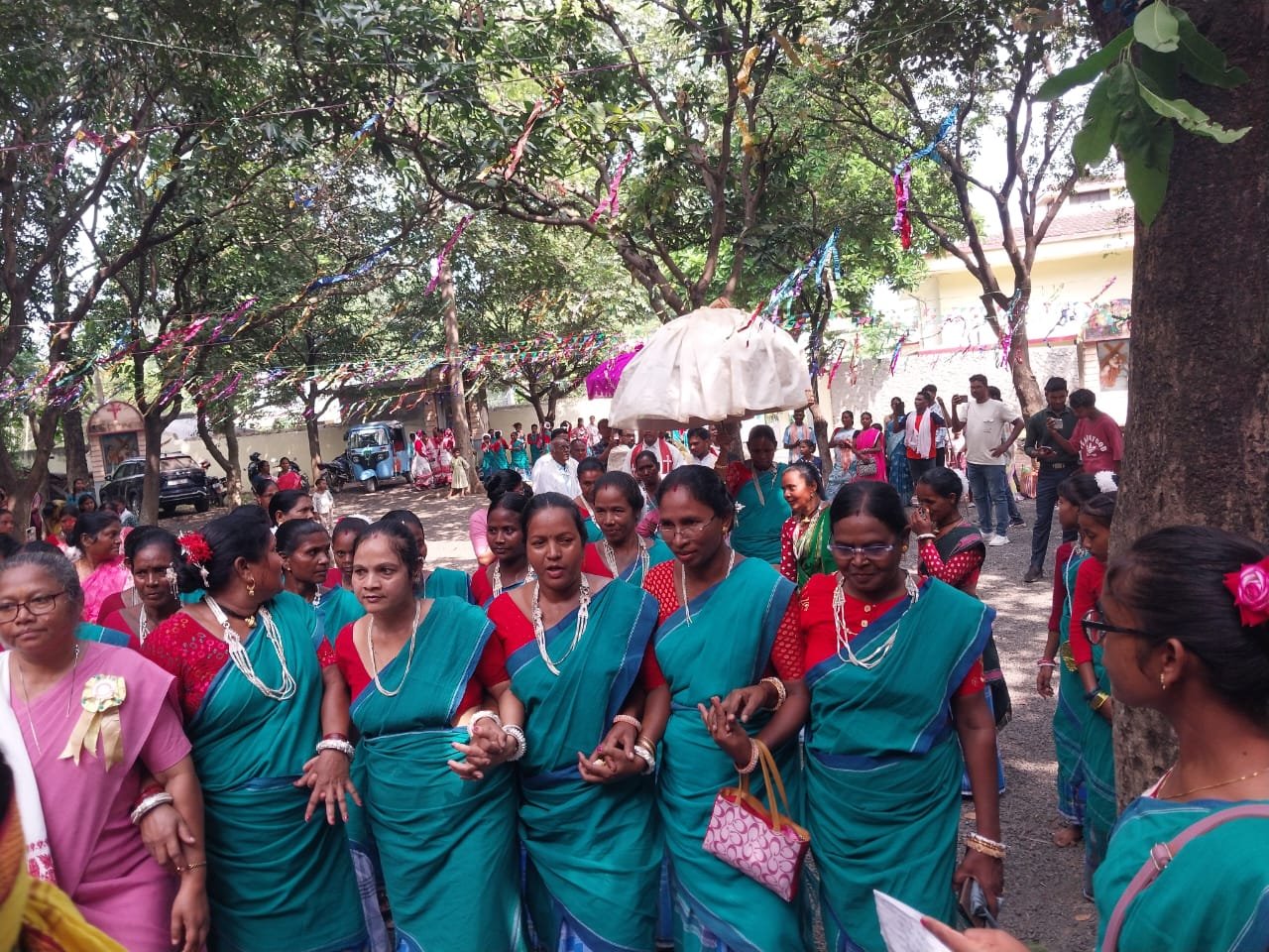 धुमधाम के साथ मनाया गया होली क्रोस धर्म बहनों का स्वर्ण जयंती धुमधाम के साथ मनाया गया होली क्रोस धर्म बहनों का स्वर्ण जयंती