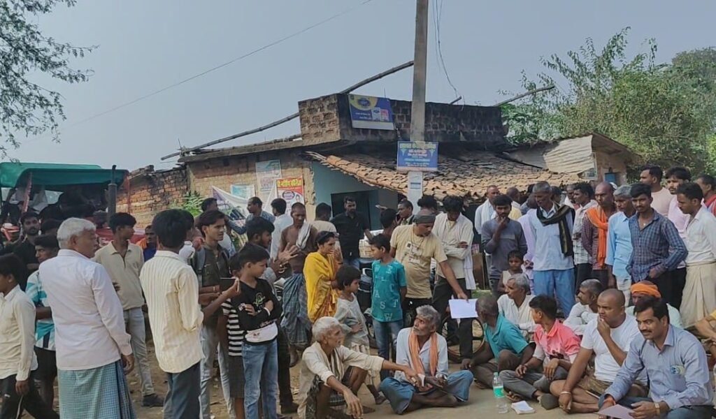 अतिक्रमण मुक्त कराने को लेकर धरना प्रदर्शन किया गया अतिक्रमण मुक्त कराने को लेकर धरना प्रदर्शन किया गया