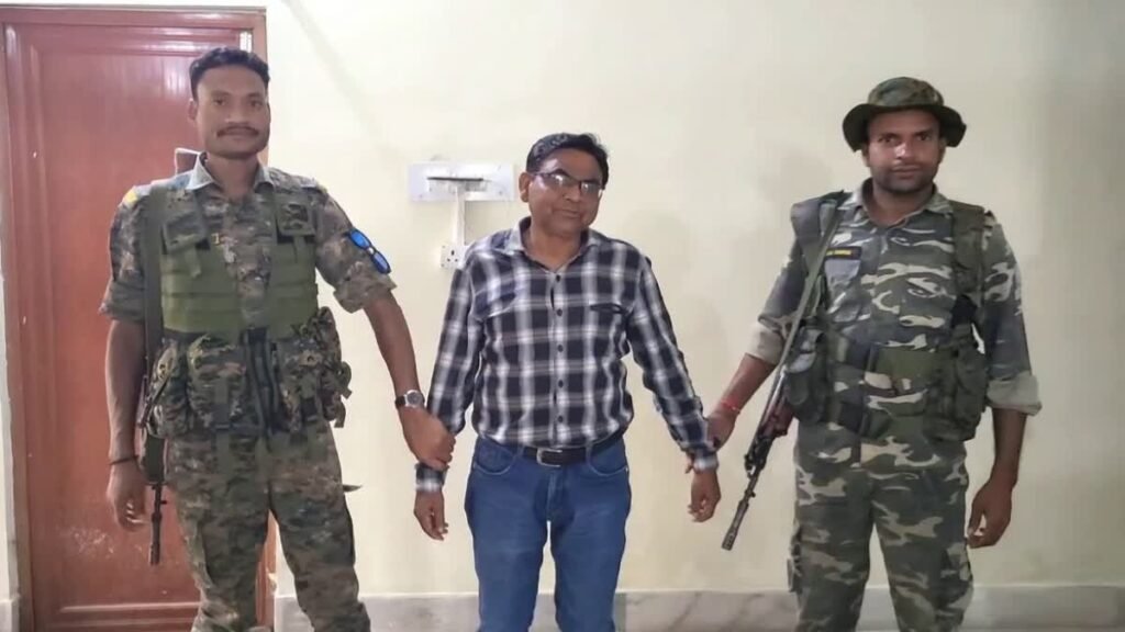 हजारीबाग एसीबी की बड़ी कार्रवाई: दारू अंचल के राजस्व कर्मचारी ज्ञानी राम रिश्वत लेते रंगेहाथ गिरफ्तार हजारीबाग एसीबी की बड़ी कार्रवाई: दारू अंचल के राजस्व कर्मचारी ज्ञानी राम रिश्वत लेते रंगेहाथ गिरफ्तार