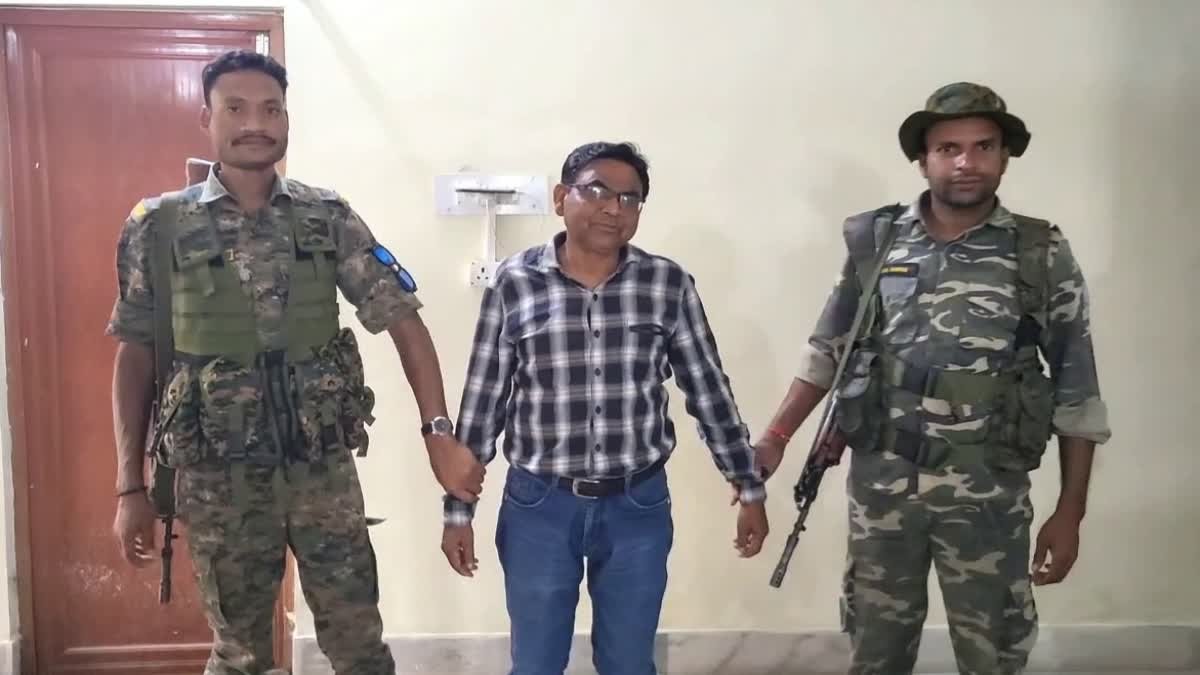 हजारीबाग एसीबी की बड़ी कार्रवाई: दारू अंचल के राजस्व कर्मचारी ज्ञानी राम रिश्वत लेते रंगेहाथ गिरफ्तार हजारीबाग एसीबी की बड़ी कार्रवाई: दारू अंचल के राजस्व कर्मचारी ज्ञानी राम रिश्वत लेते रंगेहाथ गिरफ्तार